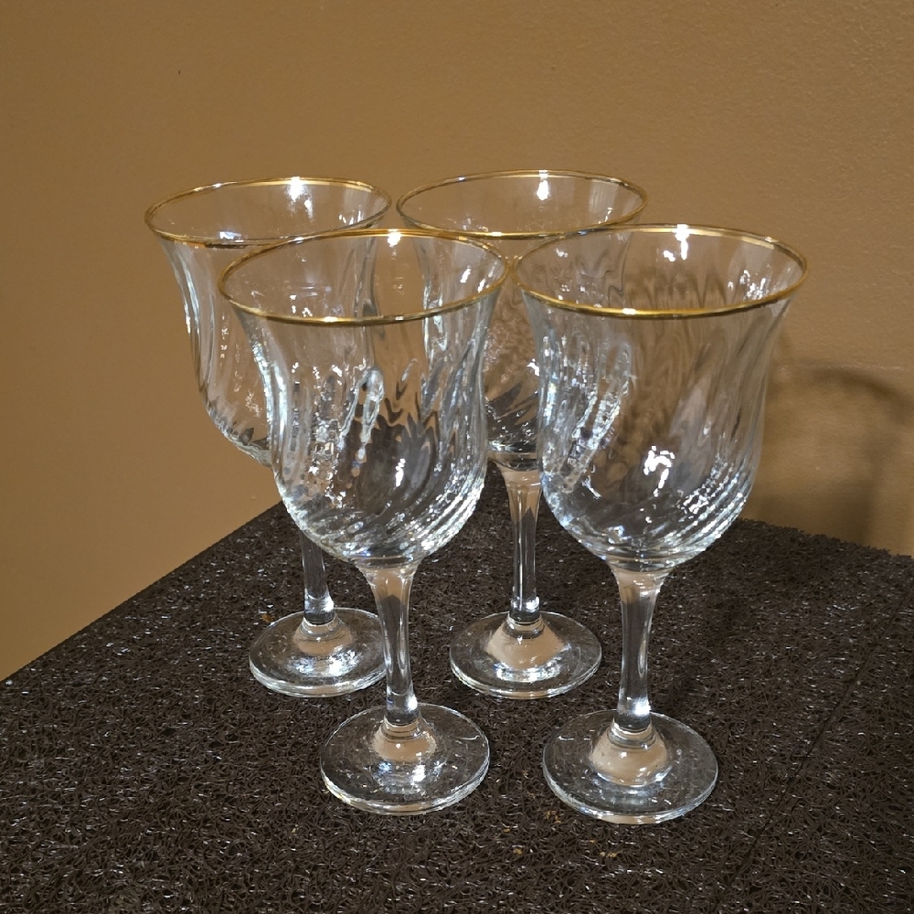 Elegant Gold-Rimmed Wine Glass Set